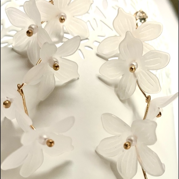 5 for $30 💕 White Lilies Bouquet Earring - Picture 2 of 3